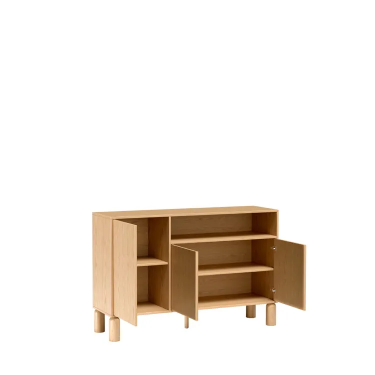 Drewniana komoda na krótkich nogach z otwartymi drzwiczkami i półkami